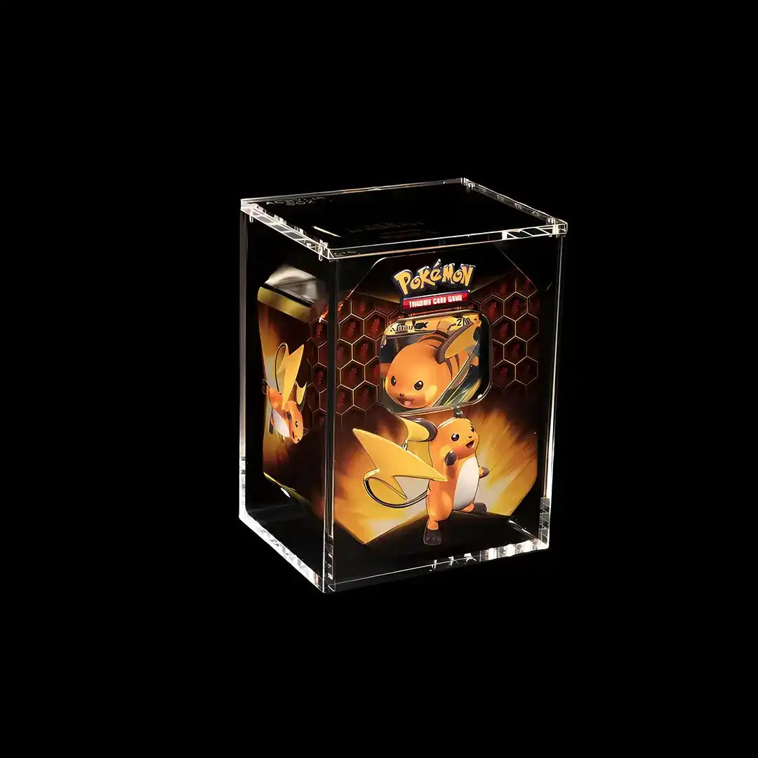 The Acrylic Box Tin Box Pokemon – Raichu ex Tin im Acrylcase, schraege Perspektive auf schwarzem Hintergrund