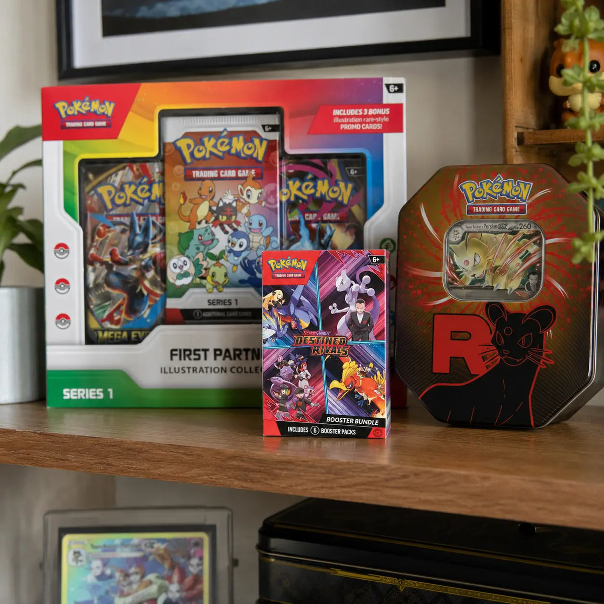 Pokemon Destined Rivals Booster Bundle im Regal mit anderen Pokemon Produkten