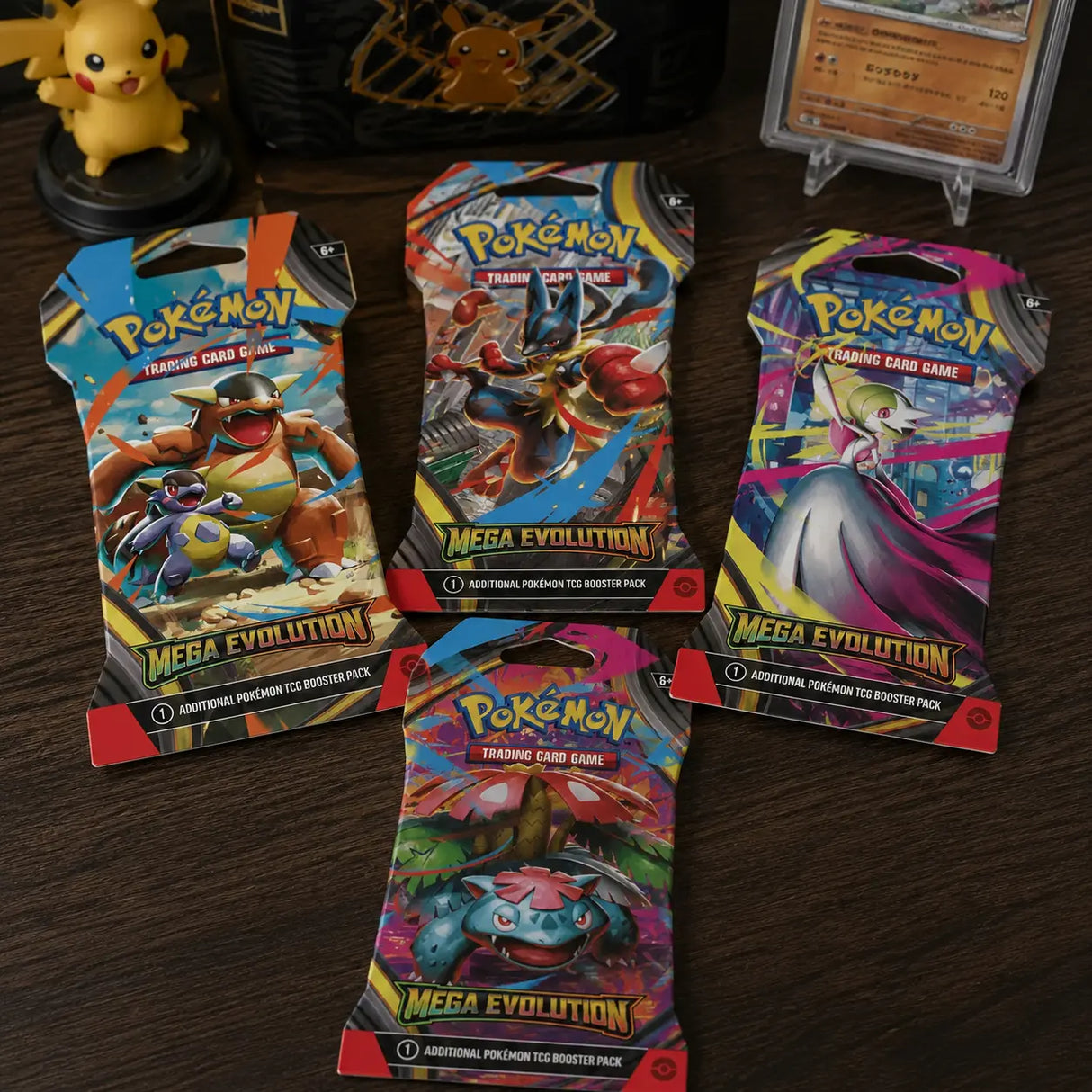 Pokemon Mega Evolution Sleeved Booster – alle 4 Artwork-Varianten auf Holztisch mit Pikachu-Figuren und CGC-Slab im Hintergrund