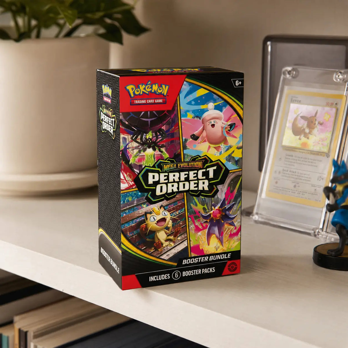 Pokemon Perfect Order Booster Bundle im Regal – Lifestyle mit gegradetem Eevee und Lucario-Figur