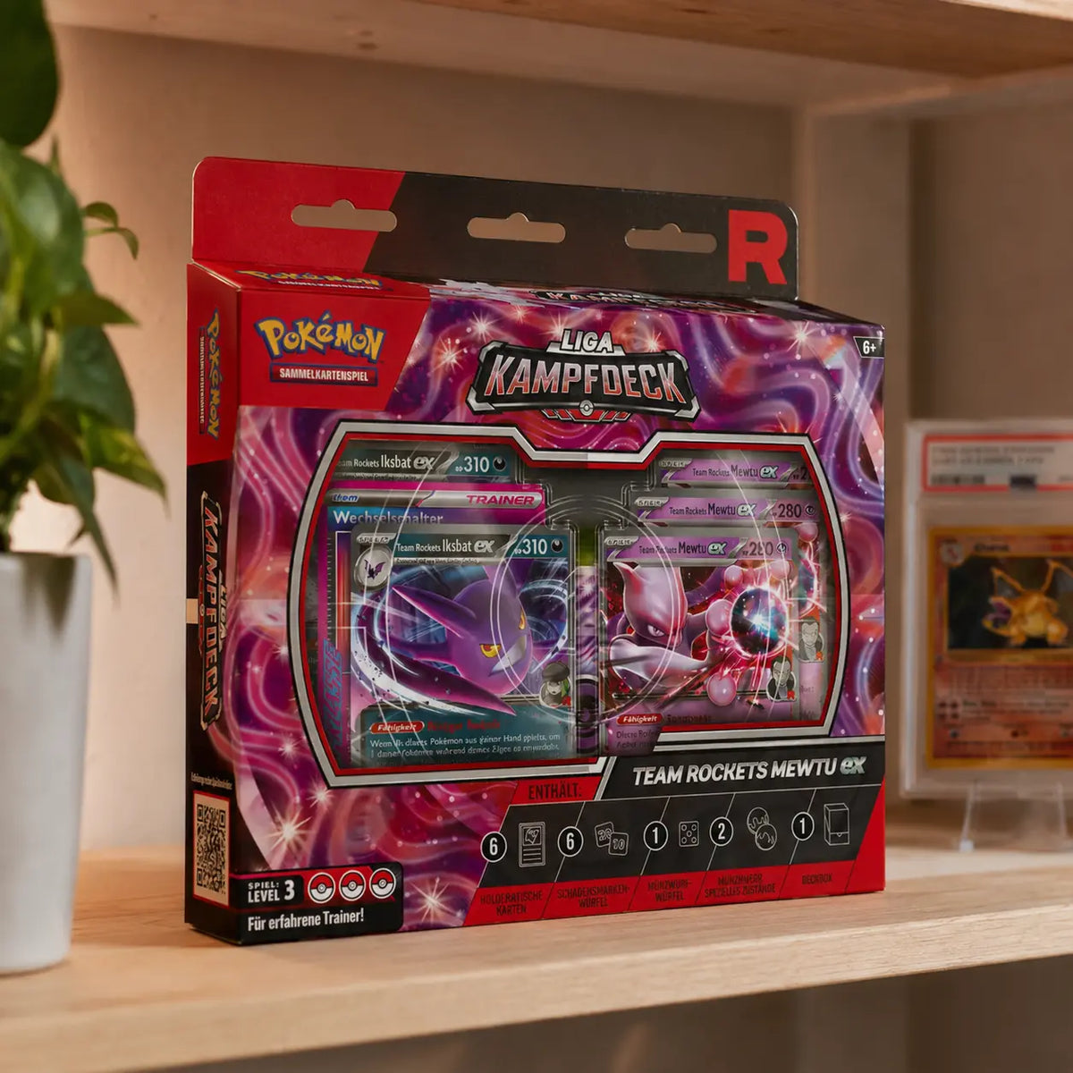 Pokemon Liga Kampfdeck Team Rockets Mewtu ex auf Regal – Box mit Team Rocket Design und PSA-Slab im Hintergrund