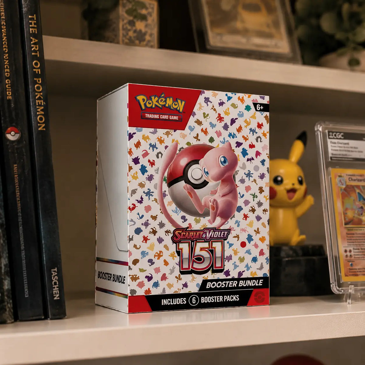 Pokemon 151 Booster Bundle auf Collector-Regal – mit Pikachu Figur, CGC-Charizard Slab und Taschen-Buch