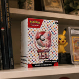 Pokemon 151 Booster Bundle auf Collector-Regal – mit Pikachu Figur, CGC-Charizard Slab und Taschen-Buch