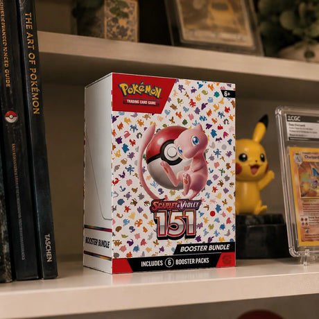 Pokemon 151 Booster Bundle auf Collector-Regal – mit Pikachu Figur, CGC-Charizard Slab und Taschen-Buch