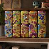 Pokemon 151 Mini Tin Sammlung – alle 10 Varianten auf Holzregal, Collector-Setup mit Funko Pop