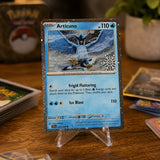 Pokemon Articuno JTG 032/159 Schneeflocken-Stempel-Promo in Acryl-Kartenstaender auf Holztisch – Sammlerpraesentation bei CardsRfun