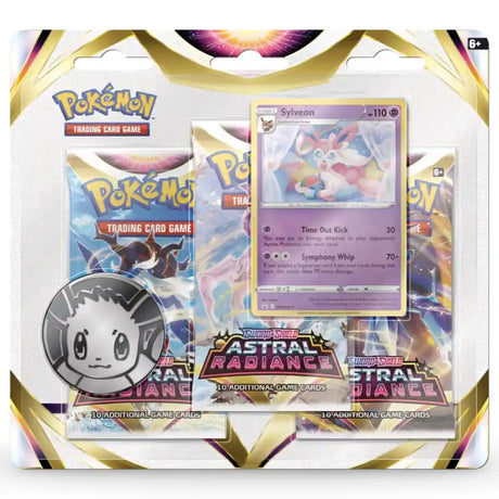 Pokemon Astral Radiance 3-Pack Blister Sylveon – Nahaufnahme mit Sylveon-Promo-Karte und Evoli-Münze