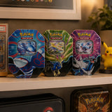 Pokemon Azure Legends Tin auf Sammlerbrett – Alle drei Varianten mit CGC-Slab und Pikachu-Figur im Hintergrund