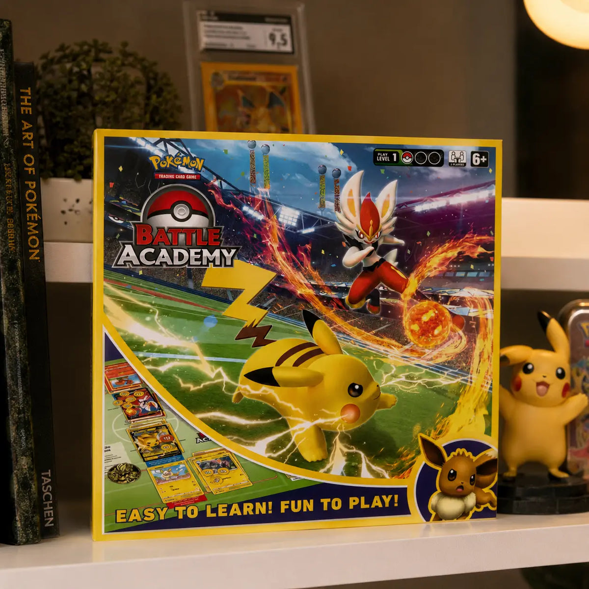 Pokemon Battle Academy Box 2022 auf Collector-Regal – mit Taschen-Buch, CGC Slab und Pikachu Figur