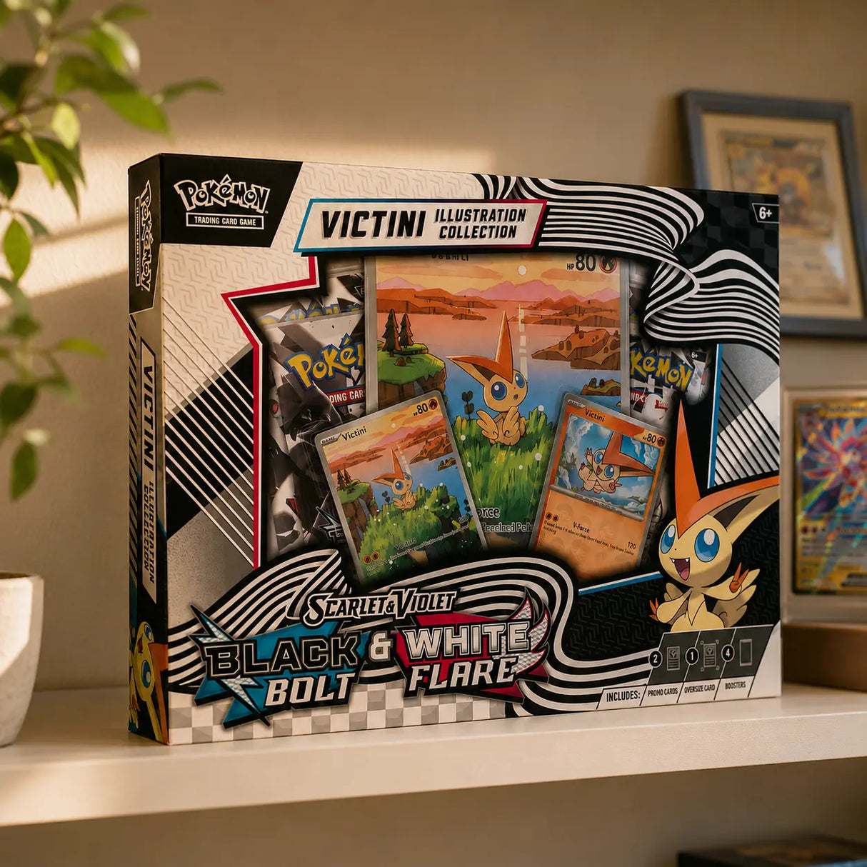 Pokemon Victini Illustration Collection SV10.5 auf einem Regal – sammlersicher verpackt von CardsRfun