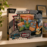 Pokemon Victini Illustration Collection SV10.5 auf einem Regal – sammlersicher verpackt von CardsRfun