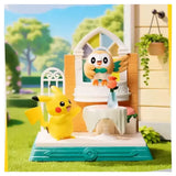 FUNISM Pokemon Pikachu & Hauberk Figur – Garten-Terrassen-Diorama, türkiser Sockel