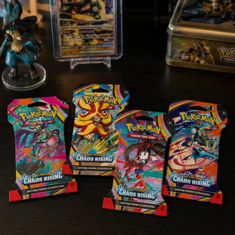 Pokemon Chaos Rising Sleeved Booster – Lifestyle-Foto auf Schreibtisch neben Lucario-Figur, gegradetem Karten und Tin-Box