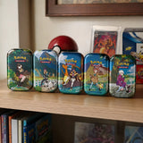 Crown Zenith Mini Tins auf dem Sammler-Regal mit Pokeball-Deko und gegradetem Charizard – bei CardsRfun