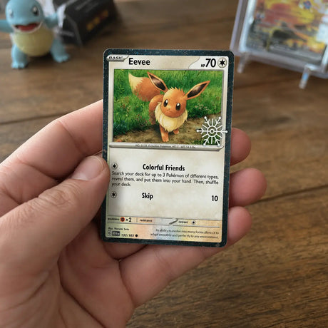 Eevee MEW 133/165 Schneeflocken-Stempel in der Hand – Near Mint, sammlersicher verpackt