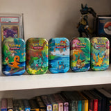 Alle 5 Pokemon Kanto Friends Mini Tins auf einem Sammlregal mit PSA-Karte und Pokemon-Figuren