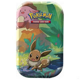 Pokemon Kanto Friends Mini Tin Evoli – Nahaufnahme mit Chansey auf grünem Natur-Artwork