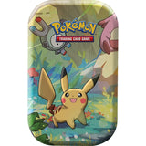 Pokemon Kanto Friends Mini Tin Pikachu – Nahaufnahme mit Magnetilo und Chansey im Natur-Artwork