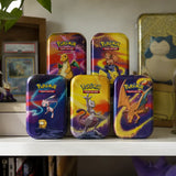Alle 5 Pokemon Kanto Power Mini Tins auf einem Sammlregal mit PSA-Karte, Figuren und Postern