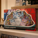 Pokemon Lugia ex & Latias ex Premium Collection auf Regal – US-exklusive Collection bei CardsRfun