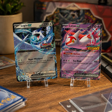 Pokemon Lugia ex und Latias ex Promo-Karten mit PRE-Stempel in Kartenhaltern auf Holztisch