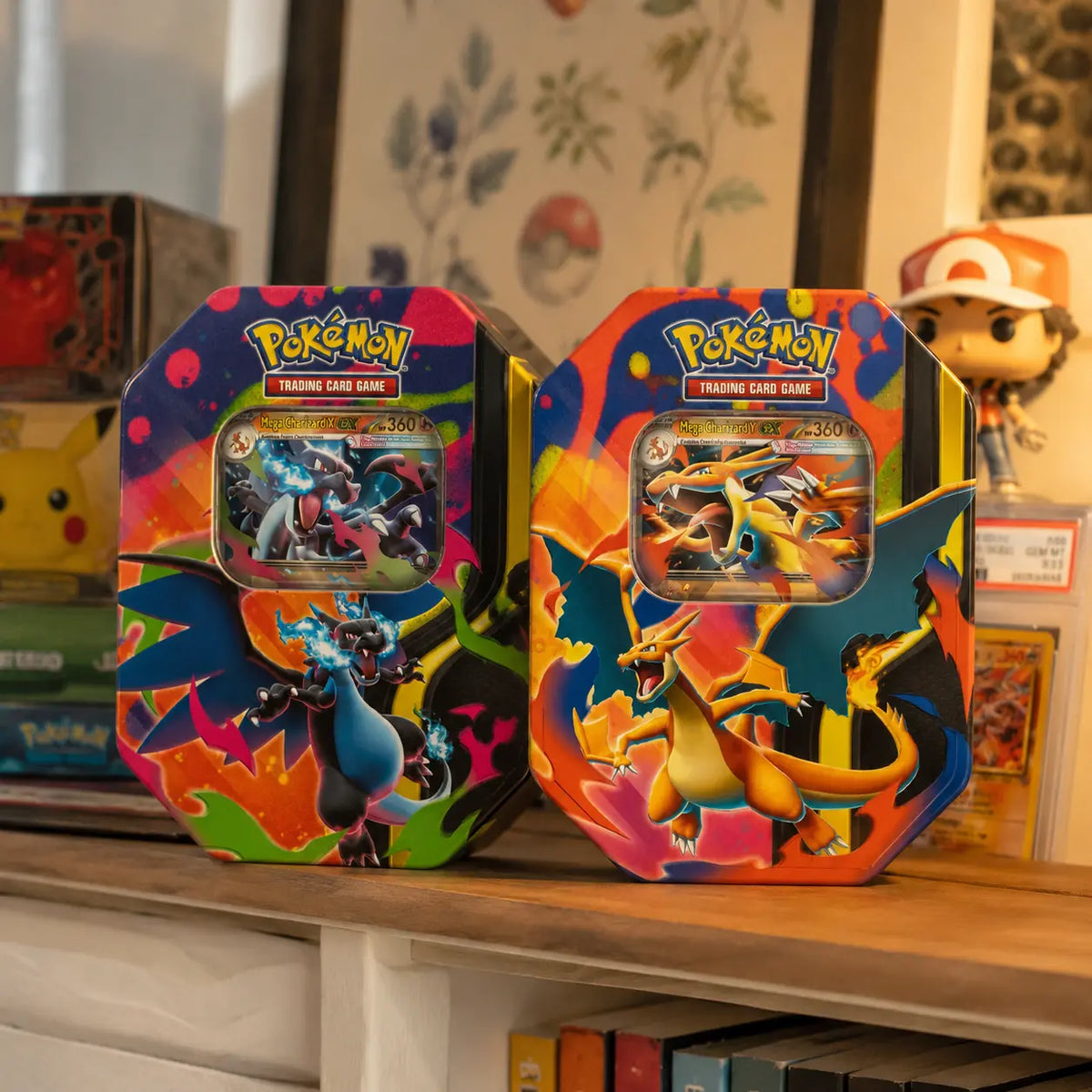 Pokemon Mega Charizard Tin auf Collector-Regal – beide Varianten mit Funko Pop Ash und CGC Slab