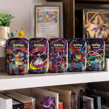 Pokemon Mega Heroes Mini Tin auf Sammlerbrett – Alle 5 Varianten aufgereiht mit Pikachu-Figur und Charizard-Karte im Hintergrund