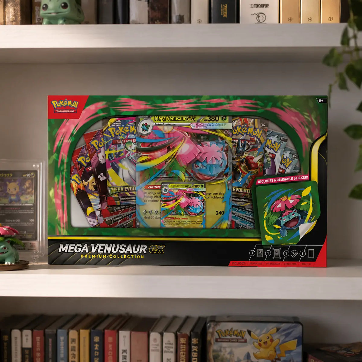 Pokemon Mega Venusaur ex Premium Collection im Regal – Lifestyle mit gegradetem Pikachu und Bulbasaur-Figur