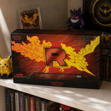 Pokemon Team Rocket's Moltres ex Ultra Premium Collection auf Sammler-Regal