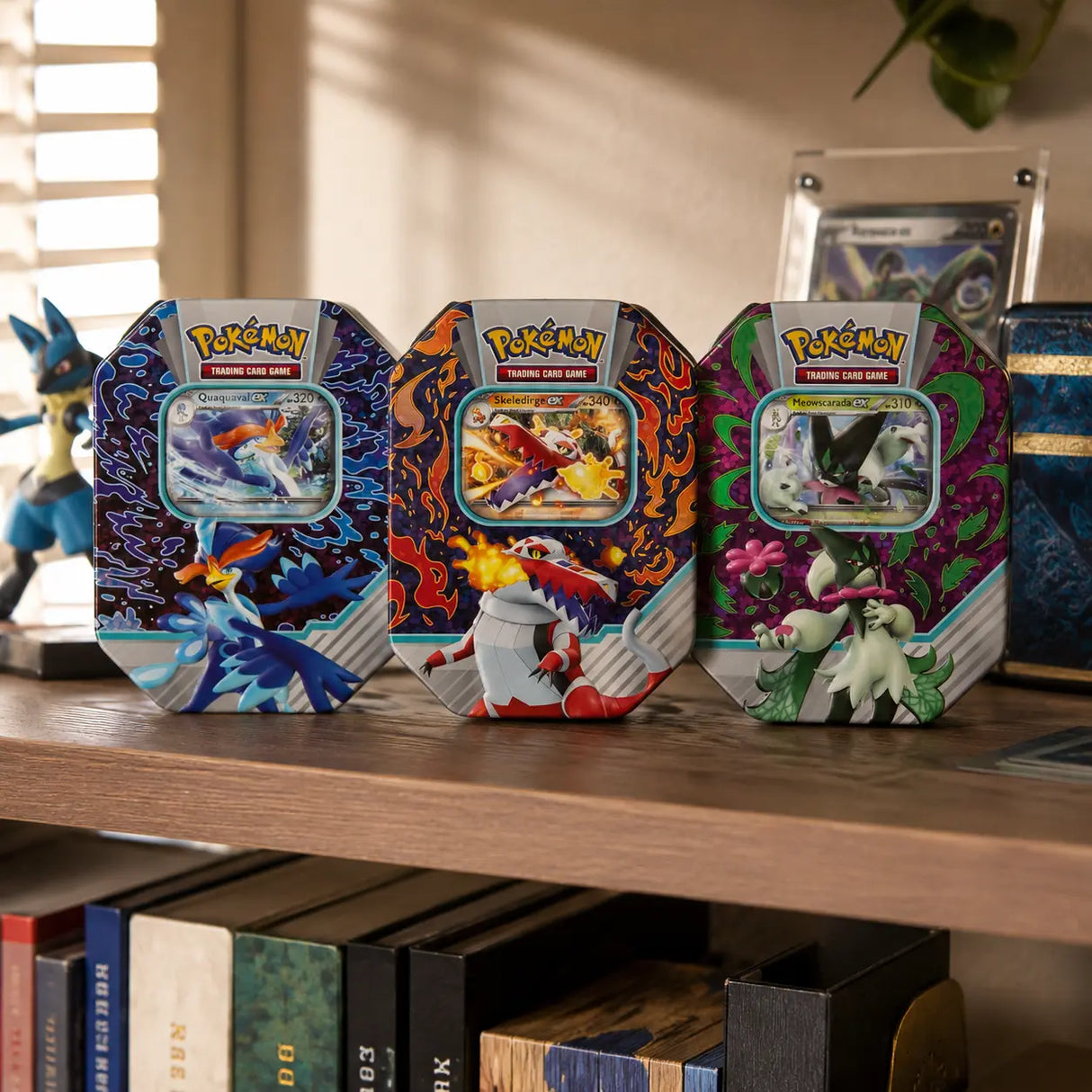 Pokemon Paldea Partners Tin auf dem Schreibtisch – Starter ex-Promo Lifestyle bei CardsRfun