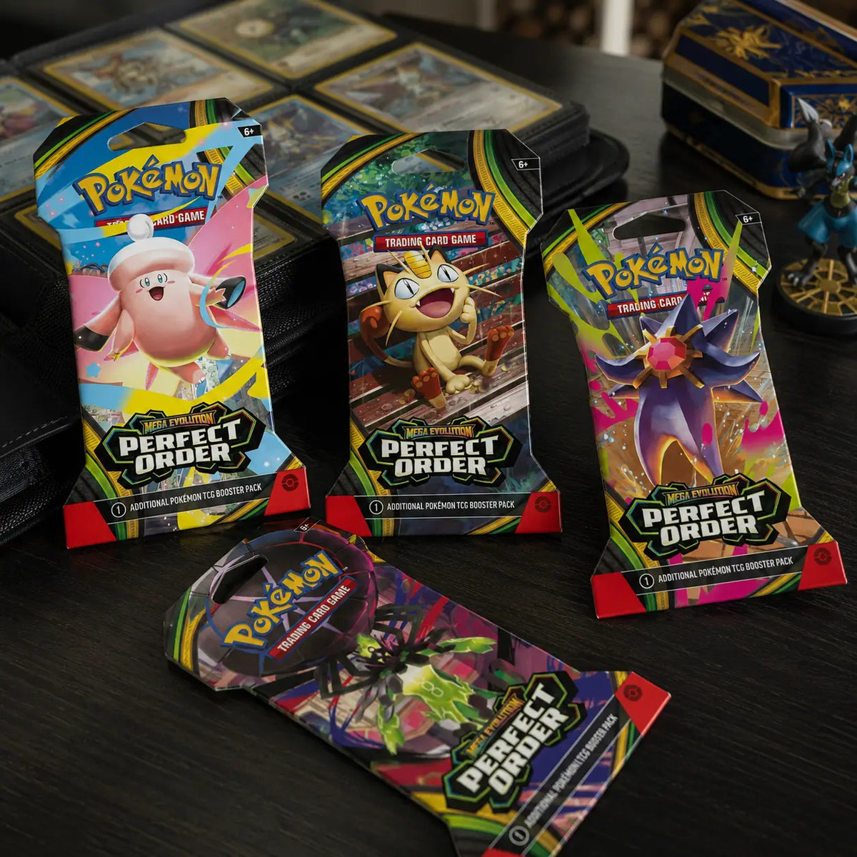 Pokemon Perfect Order Sleeved Booster auf Sammler-Schreibtisch – alle 4 Artworks
