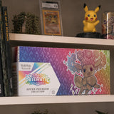 Pokemon Prismatic Evolutions Super Premium Collection auf Collector-Regal – mit CGC Charizard Slab, Pikachu Figur und Taschen-Buch