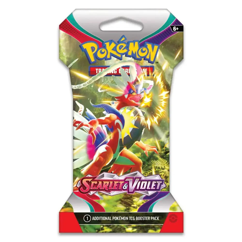 Pokemon Scarlet & Violet Sleeved Booster Nahaufnahme – Pack mit dynamischem Angriffs-Artwork auf grünem Wald-Hintergrund