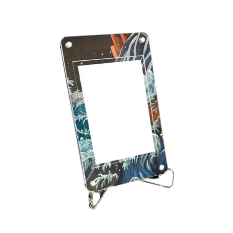 Seedraking Promo Extended Art Acryl Case mit Standfuß – bei CardsRfun
