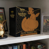 Pokemon Shining Fates ETB im Regal – Lifestyle mit Eevee-Figur und gegradetem Umbreon bei CardsRfun