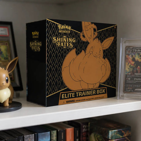 Pokemon Shining Fates ETB im Regal – Lifestyle mit Eevee-Figur und gegradetem Umbreon bei CardsRfun