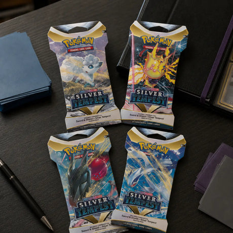 Pokemon Silver Tempest Sleeved Booster auf Sammler-Schreibtisch – alle 4 Artworks