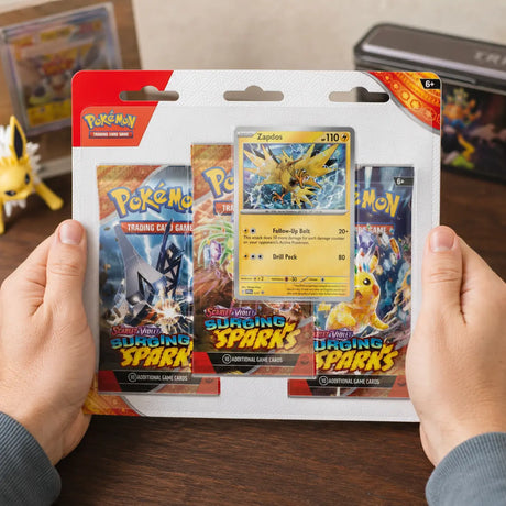 Pokemon Surging Sparks 3-Pack Blister Zapdos in Händen – Lifestyle CardsRfun