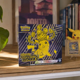 Surging Sparks Elite Trainer Box B-Ware auf dem Schreibtisch – Pokemon Sammler bei CardsRfun