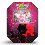 Pokemon Team Rocket Tin Mewtu ex – Nahaufnahme mit Team Rockets Mewtu ex Promo-Karte auf rosa-lila Hintergrund